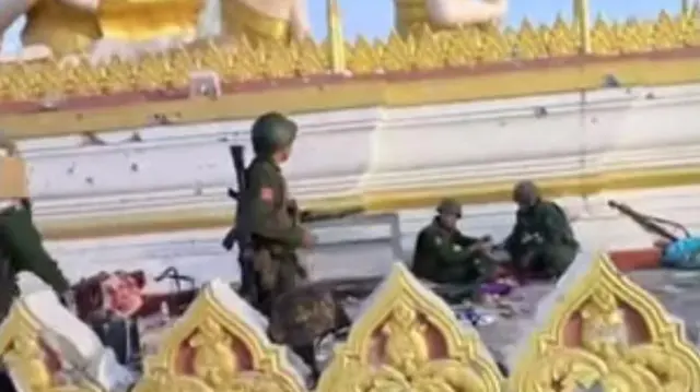 နှစ်ဖက်တိုက်ပွဲအပြီး လေးမျက်နှာစေတီကုန်းပေါ်က ကိုးကန့်တပ်ဖွဲ့ဝင်တွေ