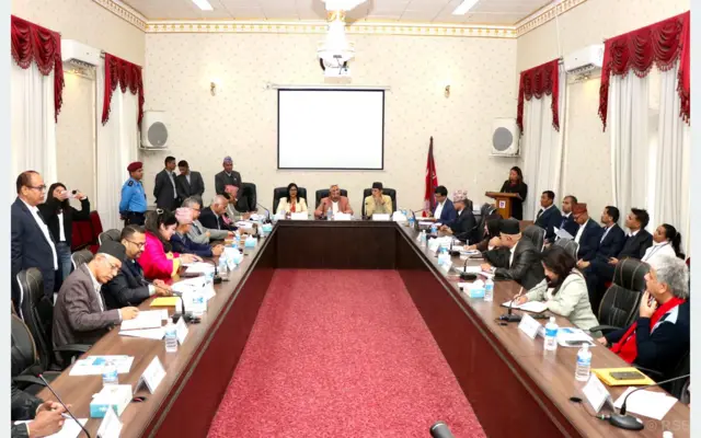 विभिन्न दलहरूसँगको छलफलमा कार्यवाहक प्रमुख निर्वाचन आयुक्तसहित निर्वाचन आयोगका अधिकारीहरू।