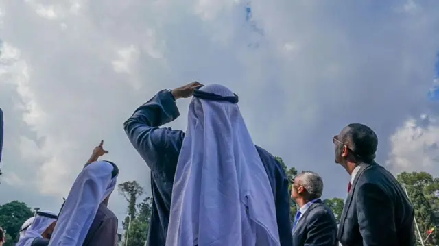 ክልቲኦም መረሕቲ ኣብ ዝተፈላለየ ጽላታት ንኽተሓጋገዙ ክታሞም ኣንቢሮም