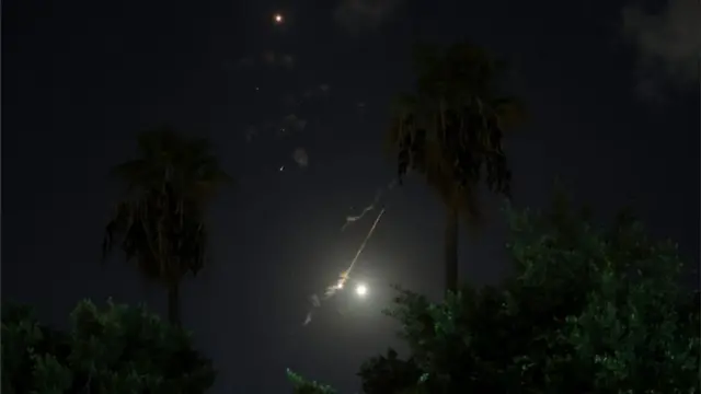 イスラエルの防空システム「アイアン・ドーム」が、イランによる攻撃の大半を撃墜した（10月1日）