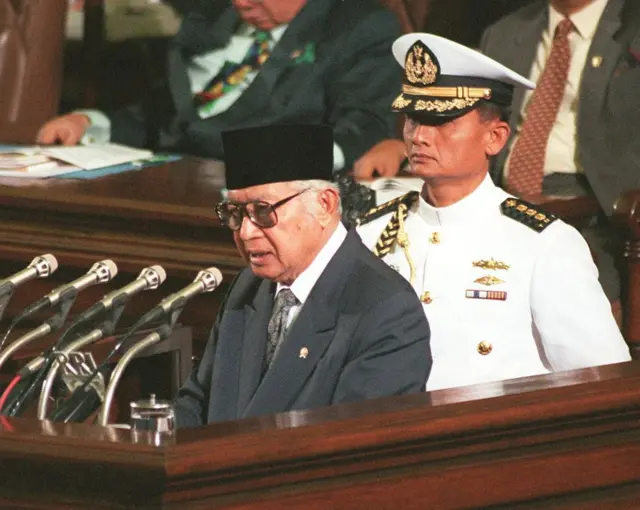 Presiden Soeharto berbicara di hadapan anggota parlemen saat menyampaikan pidato kenegaraan pada tanggal 16 Agustus.