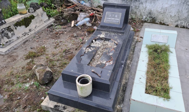 Salah satu makam yang dirusak di TPU Ngentak