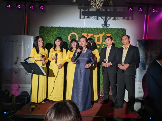 Ca sĩ Khánh Ly trình bày một nhạc phẩm phổ từ thơ Nhã Ca