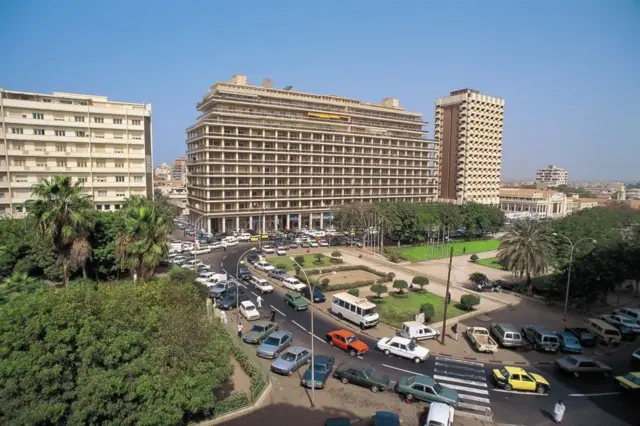 Vue plongeante sur la circulation routière, place de l'Indépendance, Dakar, Sénégal