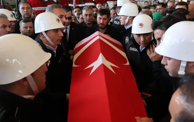 مراسم تشییع و خاکسپاری کشته شدگان حمله روز چهارشنبه - ۲۳ اکتبر - به کارخانه هوا و فضا ترکیه، امروز در آنکارا برگزار شد