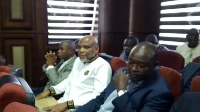 Onye ndu otu ipob bụ Nnamdi Kanu awụchiela n'ụlọikpe dịka a na-atụ anya na ọ ga-amalite izara ọnụ ya.