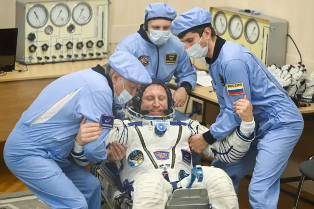 અંતરિક્ષયાત્રીના શરીરને ગુરુત્વાકર્ષણ બળ નીચે ખેંચતું નથી, તેથી ISS પરના રોકાણ દરમિયાન તેમની ઊંચાઈ થોડી વધી જાય છે