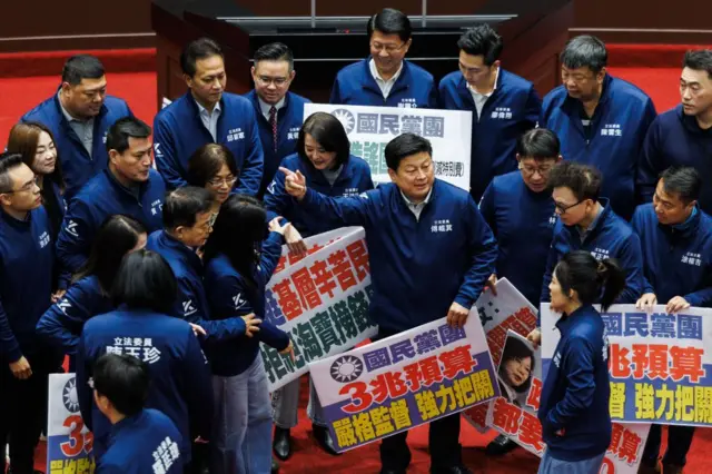在2025年1月21日于台北立法院审议2025年度中央政府预算时，台湾在野党国民党（KMT）立法委员作出手势。