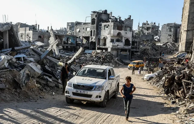 Une voiture UN au milieu des champs de ruines à Gaza