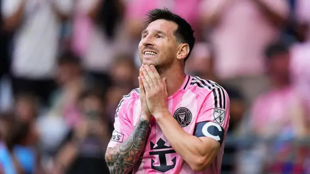 Лионель Месси № 10 клуба «Интер Майами» во время матча MLS между «Интер Майами» и «Портленд Тимберс» на стадионе Nu Stadium 17 мая 2026 года в Майами, штат Флорида