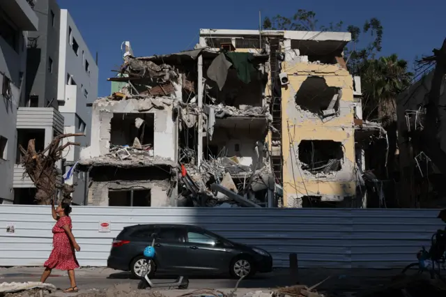 Vista de um edifício residencial danificado no local atingido por mísseis balísticos iranianos na noite de 16 de junho, em Tel Aviv, Israel, 17 de junho de 2025.