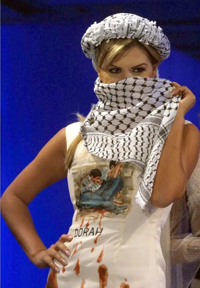 2002 मध्ये बेरूतमध्ये लक्स फॅशन वर्ल्ड शोमध्ये लेबनीज मॉडेल नथाली फदलल्लाह काफिया परिधान करताना दिसली होती.