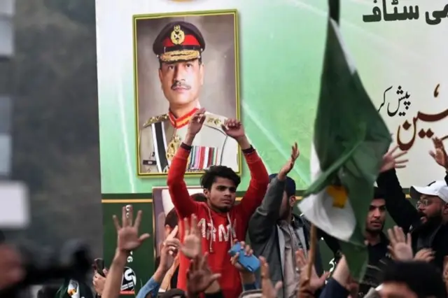 ஆசிம் முனீருக்கு ஆதரவாக நடைபெற்ற பேரணி 