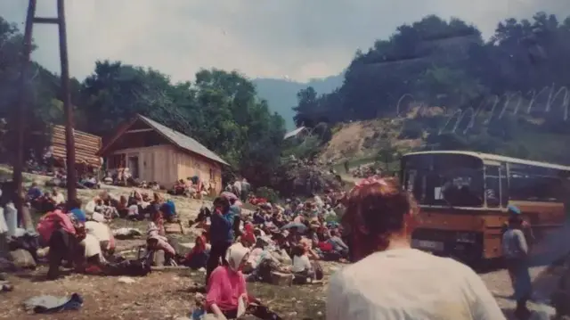 Боснійські мусульмани збираються біля автобусів у Жепі, 25 липня 1995 року