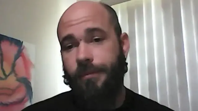 أنجيلي - بدون ملابس العراف - متحدثا لـ بي بي سي