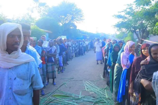 ነበርቲ ፍሉይ ወረዳ ኣርጐባ ድምጾም ንምሃብ ናብ ጣብያታት ምርጫ ክውሕዙ ውዒሎም