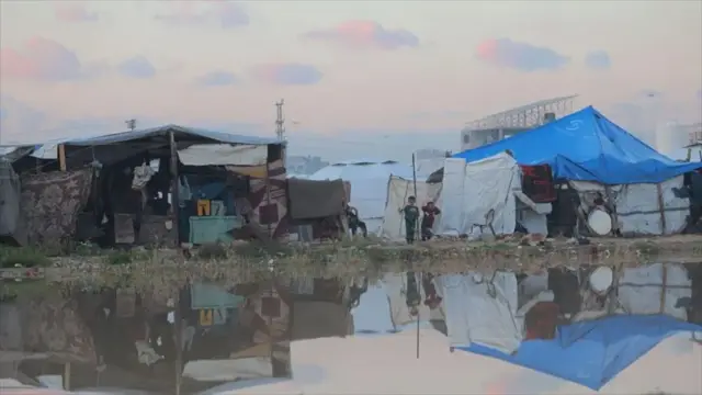 تصویری از یک محل آب گرفته در غزه که در کنار آن خیمه آورهگان است