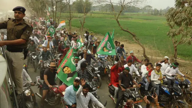 तेजस्वी की रैली में जुटी भीड़