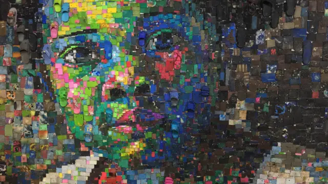 K﻿onboye say e dey select di slippers based on colour before e start artwork