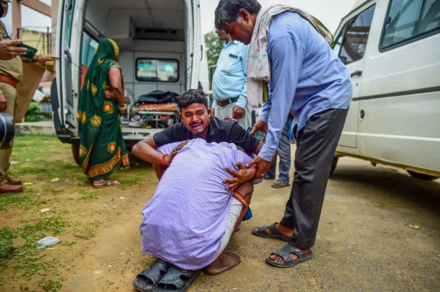 নিকটাত্মীয়কে হারিয়ে কান্না