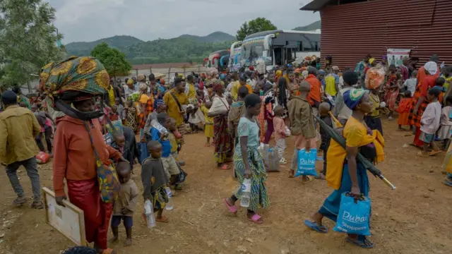 Abahungutse bari imbere y’amabisi yabashikanye mu kibanza ca Nyabitare aho bamara iminsi ibiri mu kurindira ko baronka itike yo gusubira iyo bahora baba canke ahandi bifuza gushikira n’amafaranga yo kubaho mu minsi ya mbere