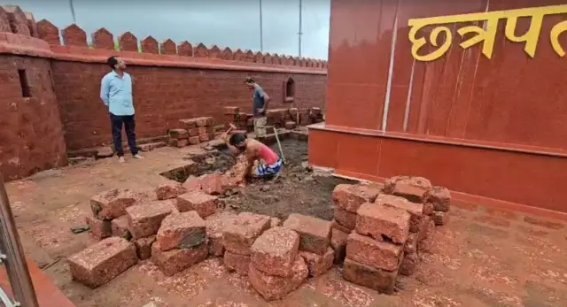 जमीन खचलेल्या ठिकाणी तातडीने दुरुस्तीचे काम सुरू करण्यात आले.