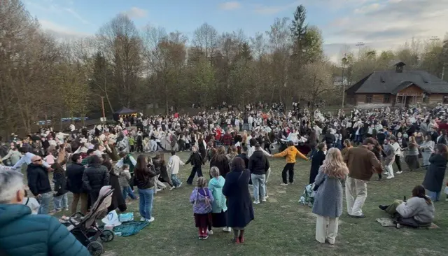 Традиційна гаївка на Львівщині. Багато людей водять хороводи на галявині 
