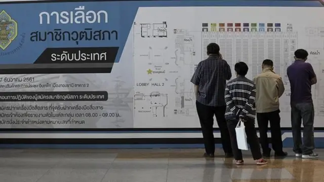 ผู้สนใจยืนดูแผนผังพื้นที่การเลือก สว. ระดับประเทศ จัดขึ้นที่อาคารอิมแพ็ค เมืองทองธานี เมื่อ ธ.ค. 2561 โดยครั้งนั้นเป็นการเลือก สว. 10 กลุุ่มอาชีพ