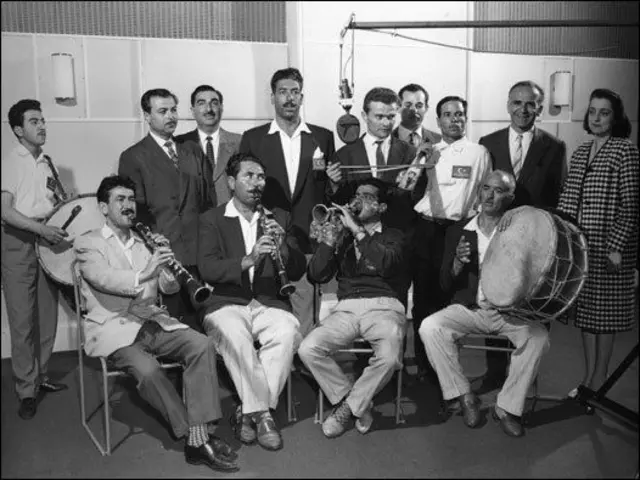 Galler'de hâlâ devam eden Llangollen Eisteddfod Festivali'nde 1960 yılında birincilik ve üçüncülük ödüllerini alan Türk ulusal folklor ekibi. Ekibe Ankara Radyosu'nun Londra muhabiri Hande Sürmelioğlu (en sağda) eşlik ediyor. (10/07/1960)