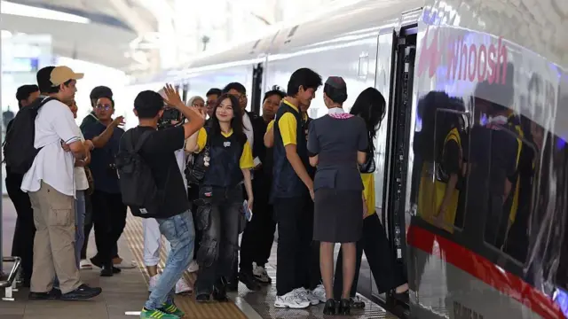 Penumpang menaiki kereta cepat Whoosh di Stasiun Halim pada 26 Juni 2025 di Jakarta, Indonesia.