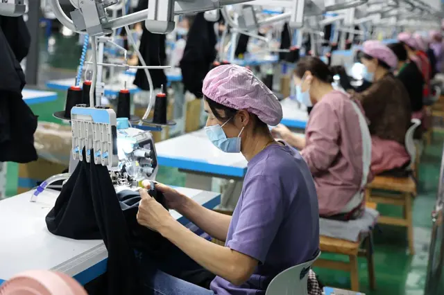 一名工人在滨州市一家纺织服装生产企业工作