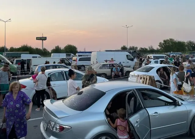 Des personnes fuyant le territoire occupé par la Russie arrivent à Zaporizhzhia