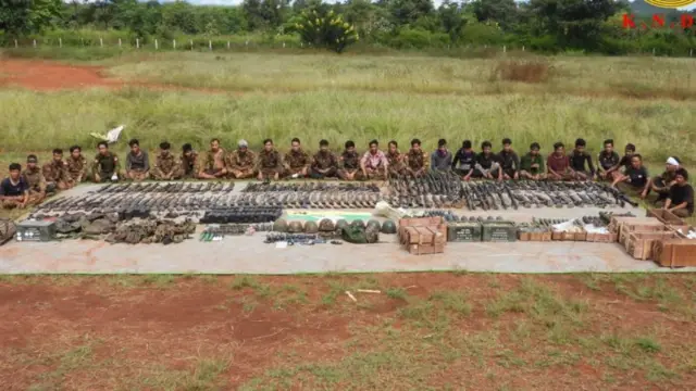 လွိုင်ကော်တက္ကသိုလ်ဝင်းထဲတပ်စွဲထားတဲ့ စစ်ကောင်စီတပ်ဖွဲ့ဝင်တွေလက်နက်ချ