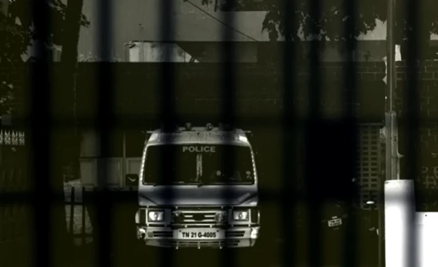 காவல்துறையால் அடித்துக் கொல்லப்பட்ட கணவர்: 27 ஆண்டுகளாக நீதிக்குப் போராடும் தாயும் மகனும்