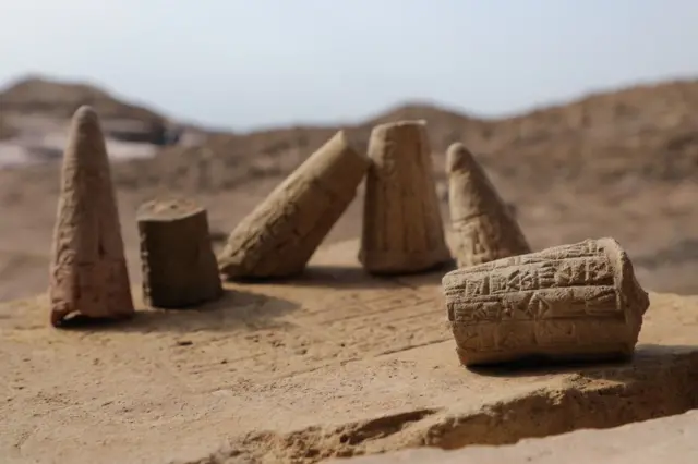 Esculturas, cerâmicas e artefatos que se estima datarem de 3 mil a.C. foram desenterrados por arqueólogos do Museu Britânico na antiga cidade de Girsu, capital do Reino de Lagash, atualmente em Dhi Qar, Iraque