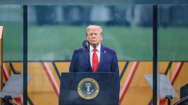 အမေရိကန် စစ်တပ် ဖွဲ့စည်းမှု နှစ် ၂၅၀ ပြည့် အခမ်းအနားမှာမြင်တွေ့ရတဲ့ သမ္မတ ဒေါ်နယ် ထရမ့် 