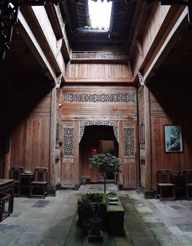 Una casa con "chimenea" para el aire caliente