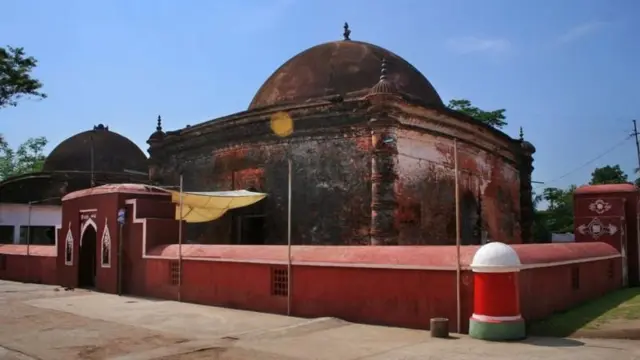 বাংলাদেশের বাগেরহাটে খানজাহান আলীর মাজার। 