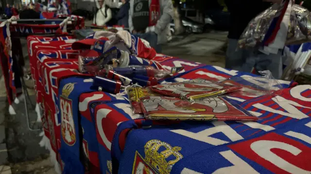 Šalovi, zastave, kačketi