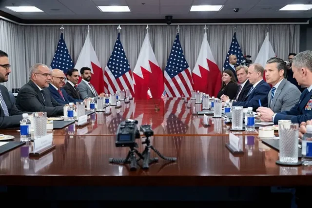 مقامات دو کشور بحرین و آمریکا در طرفین میزی نشسته‌اند و در حال مذاکره‌اند