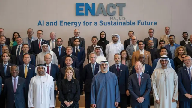 O xeque Khaled bin Mohamed bin Zayed Al Nahyan, príncipe herdeiro de Abu Dhabi (ao centro), inaugura a reunião do ENACT Majlis, com a princesa Beatrice de York, fundadora da BY-EQ (3ª da esquerda para a direita), e outros participantes.