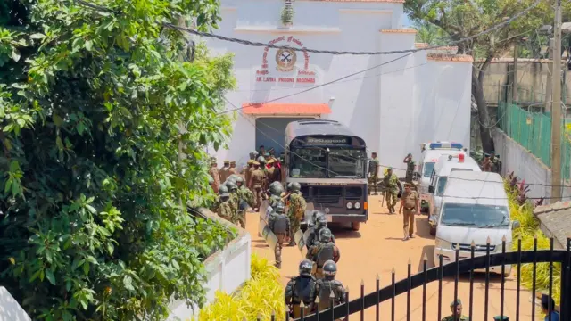 මීගමුව බන්ධනාගාරය ඉදිරිපිට ඇතිවූ නොසන්සුන්කාරී තත්ත්වය ඇතිවූ අවස්ථාවේදී ආරක්ෂක අංශ නිලධාරීන් ප්‍රධාන දොරටුව වෙත ගමන් කරන අයුරු.