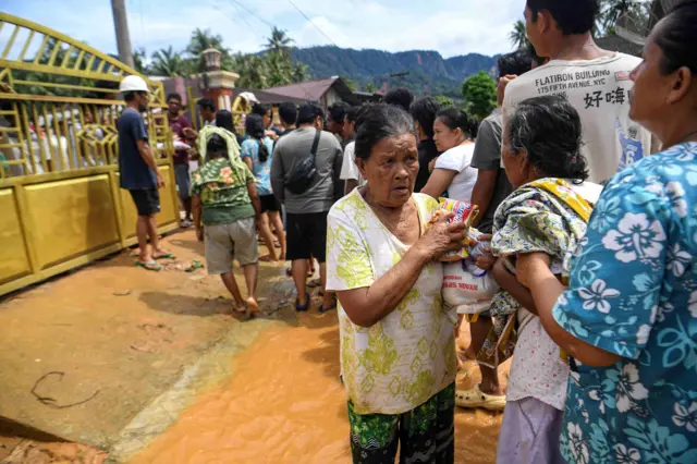Sejumlah pengungsi membawa bantuan sembako di Kelurahan Hutanabolon, Kecamatan Tukka,Tapanuli Tengah, Sumatra Utara, Senin (8/12/2025). Banyaknya akses terputus akibat bencana dan wilayah perbukitan menyebabkan pendistibusian bantuan untuk korban bencana belum merata. 
