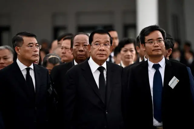 Chủ tịch Thượng viện Hun Sen dẫn đầu đoàn Campuchia vào viếng Tổng Bí thư Nguyễn Phú Trọng. 