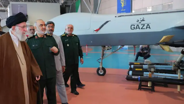 بازدید خامنه‌ای از نمایشگاه نظامی