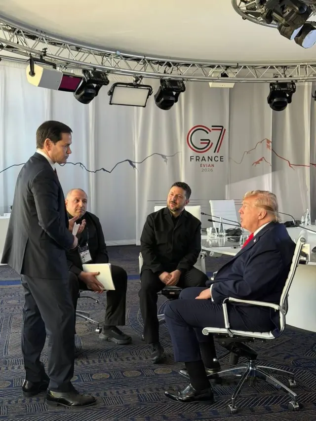 Умєров, Зеленський і Трамп сидять за столом у конференційній залі.