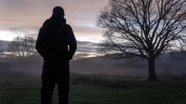 Hombre en un paisaje invernal