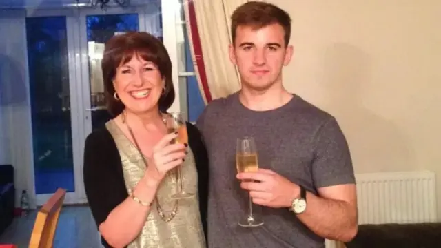 Judy Coutinho et son fils Alex Newlove.