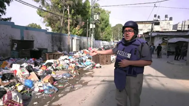 أكوام من القمامة في المخيم