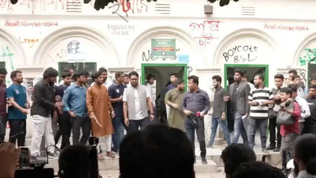 ঢাকা বিশ্ববিদ্যালয়ের মধুর ক্যান্টিনের সামনে একটি ছাত্রসংগঠনের নেতাদের দেখা যাচ্ছে (ফাইল ছবি) 